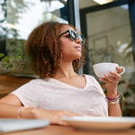 Content Arbeit bringt mehr Zeit für mich iStock.com/jacoblund: Junge urbane Frau im Cafe genießt die Zeit